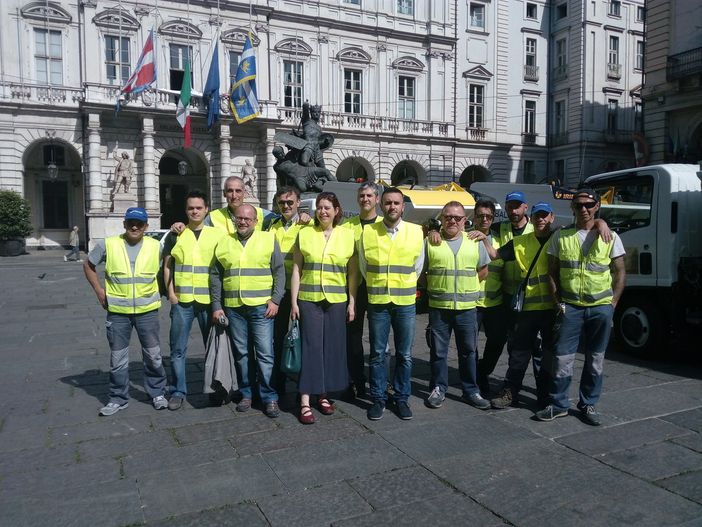 Torino, i politici diventano spazzini per un giorno Torino, i politici diventano spazzini per un giorno