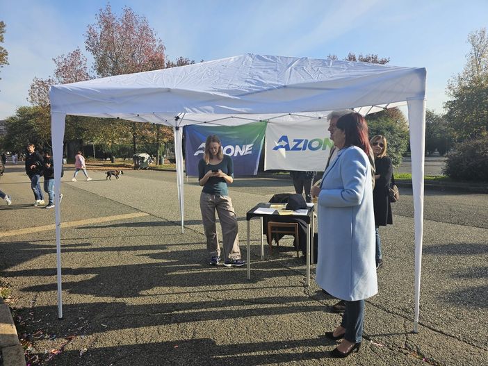 Energia nucleare, i giovani dicono sì. Raccolta firma di Azione davanti al Politecnico Energia nucleare, i giovani dicono sì. Raccolta firma di Azione davanti al Politecnico