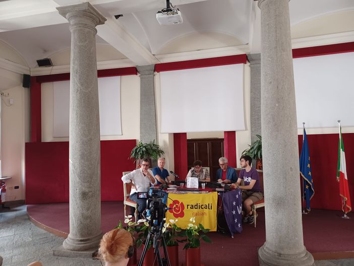 Raccolta firme da parte dei Radicali per sei proposte di legge Raccolta firme da parte dei Radicali per sei proposte di legge