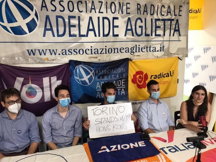 Torino scende in piazza in favore dei cittadini di Hong Kong: “Fermiamo la repressione della democrazia” [FOTO]