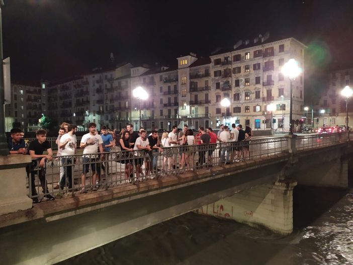 Ragazza scivola nella Dora ma riesce a risalire