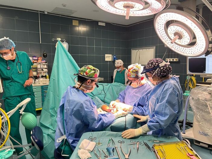 Petardo "fatto in casa" gli scoppia in mano: 13enne operato d'urgenza a Torino Petardo "fatto in casa" gli scoppia in mano: 13enne operato d'urgenza a Torino