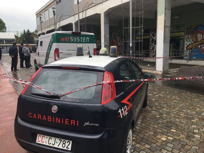 Sparatoria alle Poste di piazza Montale a Torino: ferito il rapinatore, un Vigile del Fuoco sospeso dal servizio Sparatoria alle Poste di piazza Montale a Torino: ferito il rapinatore, un Vigile del Fuoco sospeso dal servizio