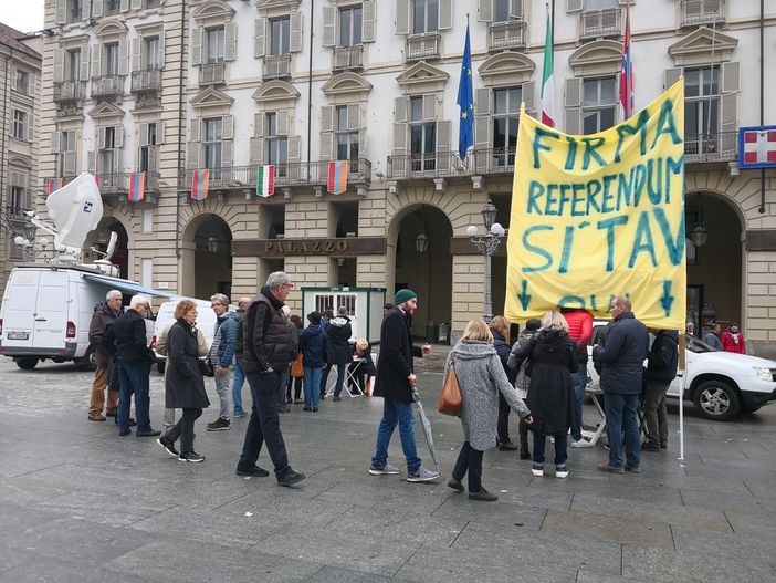 Sì Tav, più di duemila firme per il referendum di Fratelli d'Italia. Mille anche per +Europa (FOTO) Sì Tav, più di duemila firme per il referendum di Fratelli d'Italia. Mille anche per +Europa (FOTO)