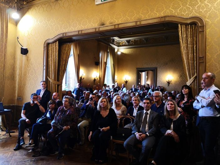Campane a festa per i renziani torinesi: tra madamin, giovani e sì Tav pienone al Circolo della Stampa Campane a festa per i renziani torinesi: tra madamin, giovani e sì Tav pienone al Circolo della Stampa