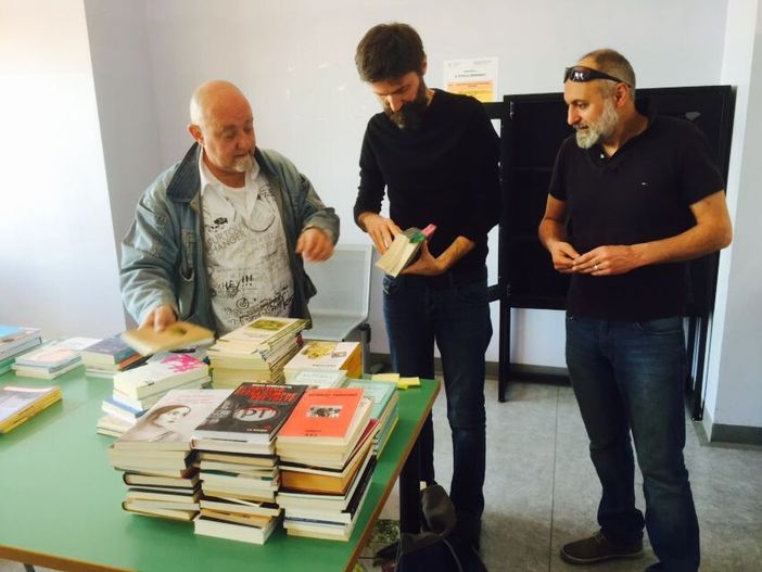 Orbassano, al San Luigi il pubblico di Assemblea Teatro regala libri ai degenti