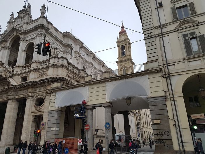 Reti anti piccione in via Po: una bruttura che non sfugge ai passanti (FOTO) Reti anti piccione in via Po: una bruttura che non sfugge ai passanti (FOTO)