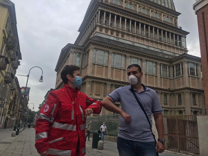 Mahmoud, il rider che ha donato 1000 mascherine alla Croce Rossa: Dobbiamo dare una mano all’Italia, tutti insieme” [VIDEO]