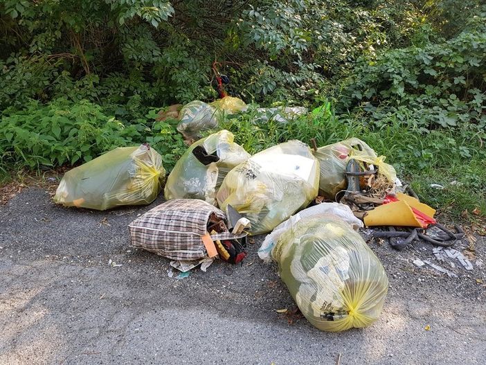 Settimo, scattano le multe a chi abbandona i rfiuti in città Settimo, scattano le multe a chi abbandona i rfiuti in città