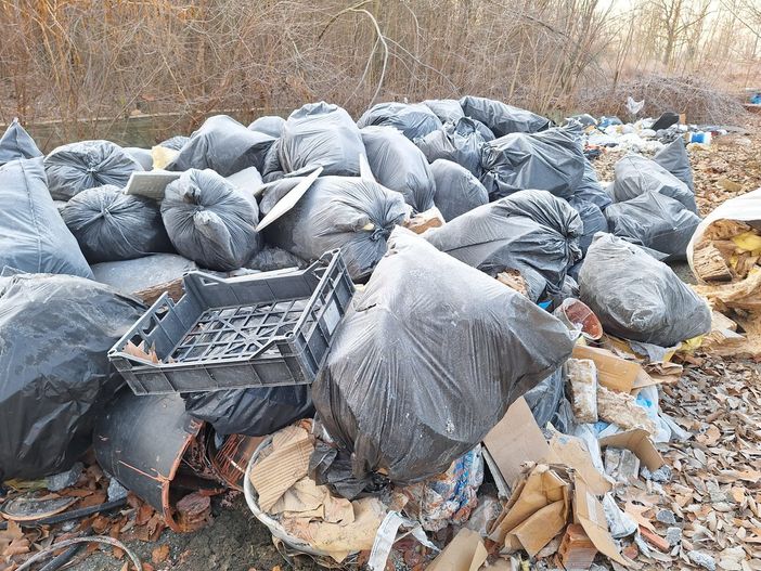 Via Germagnano trasformata in discarica a cielo aperto