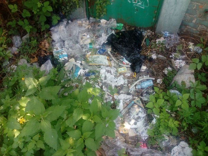 Slalom tra i rifiuti abbandonati, in via Lucento regna il degrado: la protesta dei cittadini Slalom tra i rifiuti abbandonati, in via Lucento regna il degrado: la protesta dei cittadini