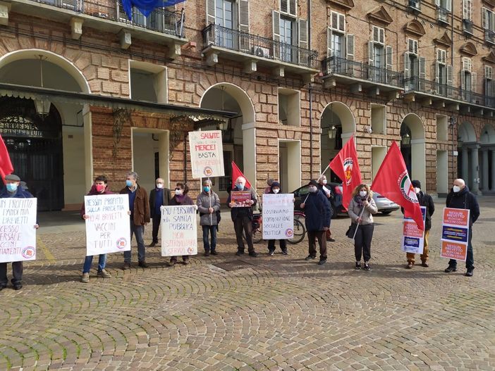 Vaccini Rifondazione Comunista attacca Europa, Governo, case farmaceutiche e Regione: "Stop ai brevetti e no ai campanilismi" Vaccini Rifondazione Comunista attacca Europa, Governo, case farmaceutiche e Regione: "Stop ai brevetti e no ai campanilismi"