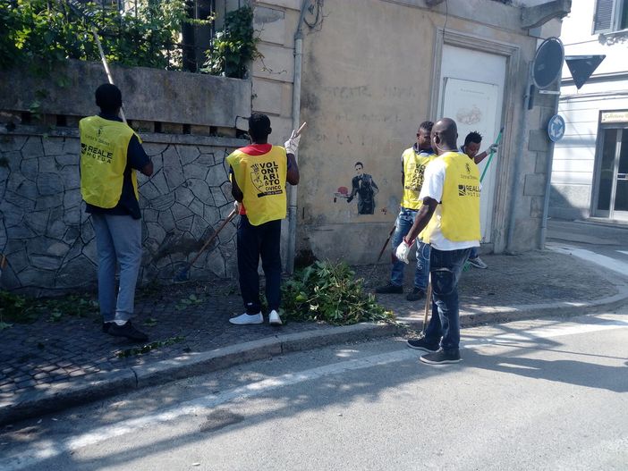 Cavoretto, 35 richiedenti asilo puliscono il territorio da rifiuti ed erbacce