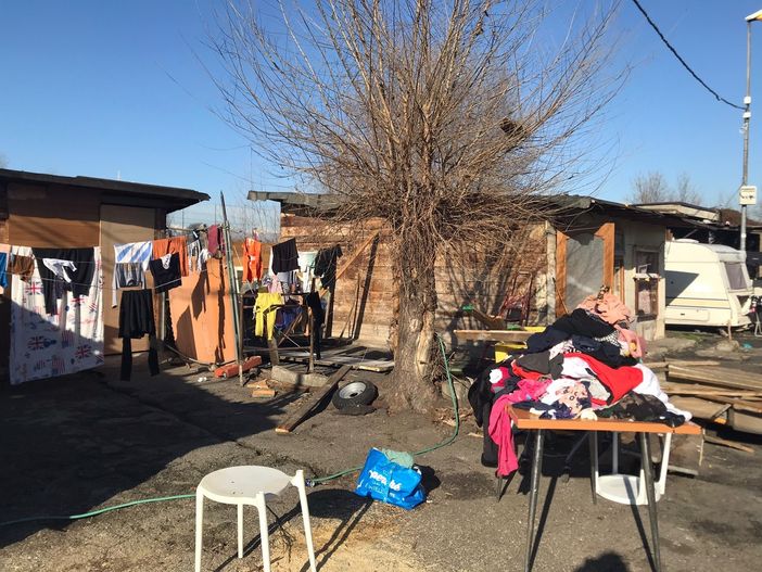 &quot;Viviamo in campi lager come bestie, dateci una casa&quot;: a Torino l'appello dei rom a Comune e Regione [VIDEO e FOTO]