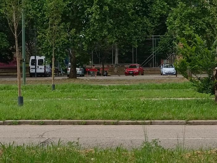 In corso Tazzoli tornano i camper dei rom: "Hanno piazzato i barbecue. Se ti avvicini, ti insultano" In corso Tazzoli tornano i camper dei rom: "Hanno piazzato i barbecue. Se ti avvicini, ti insultano"