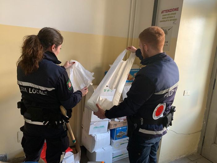 Sicurezza, controlli dei vigili urbani in piazza della Repubblica