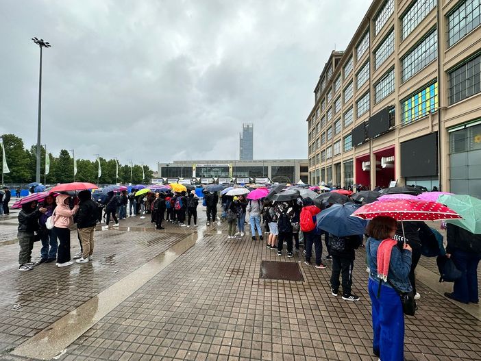 Code con ombrelli all'ingresso dell'Oval e Lingotto Fiere Code con ombrelli all'ingresso dell'Oval e Lingotto Fiere