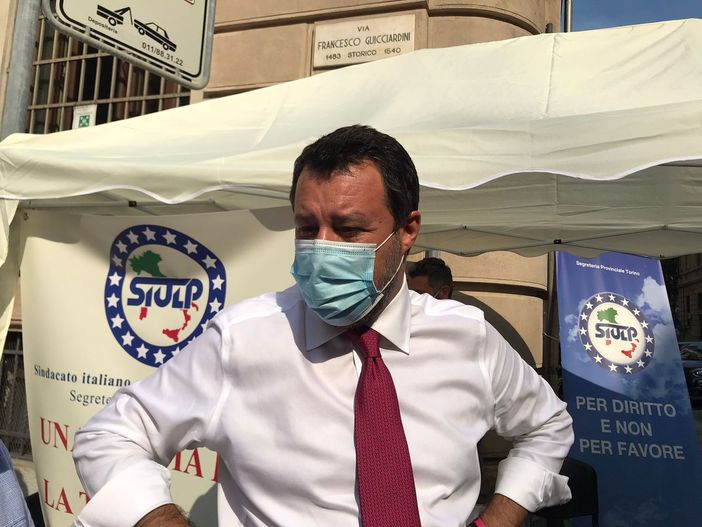 Elezioni, Salvini: "A Torino serve aiuto, grazie alla Lega 3,5 milioni di euro in sicurezza urbana" Elezioni, Salvini: "A Torino serve aiuto, grazie alla Lega 3,5 milioni di euro in sicurezza urbana"