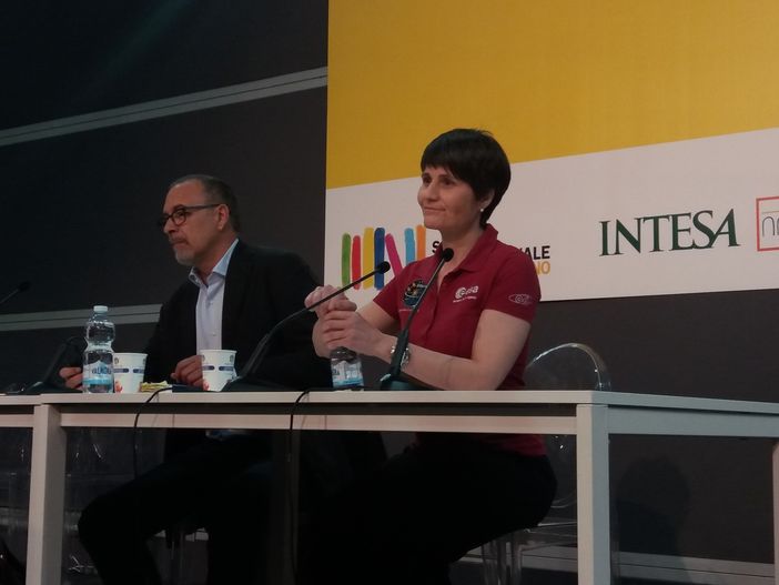 Astrosamantha nell'orbita del Salone del Libro: "La fortuna dalla mia, ma senza preparazione si resta a terra"