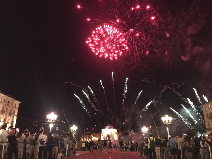 Torino, San Giovanni da sogno: in piazza Vittorio 50.000 persone con il naso all’insù per i fuochi d’artificio Torino, San Giovanni da sogno: in piazza Vittorio 50.000 persone con il naso all’insù per i fuochi d’artificio