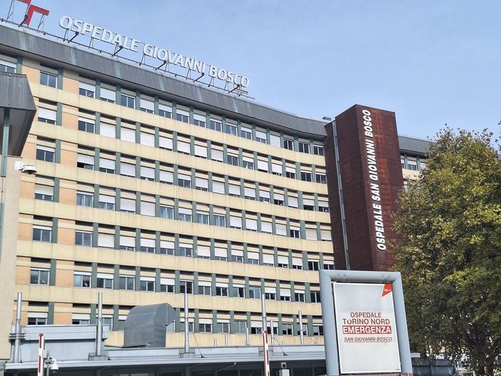 Va a schiantarsi contro la 'gazzella' dei carabinieri: militare grave al San Giovanni Bosco