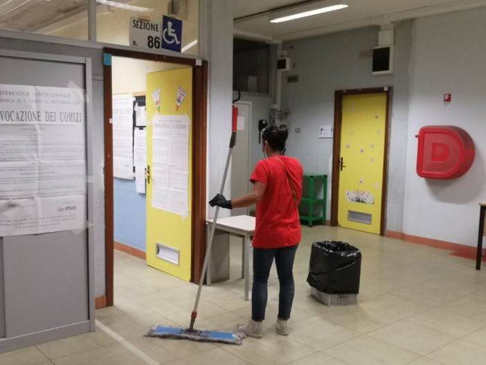 Caos sanificazioni ai seggi, il Comune ammette: &quot;Valutiamo se chiedere i danni alla ditta di pulizia&quot;