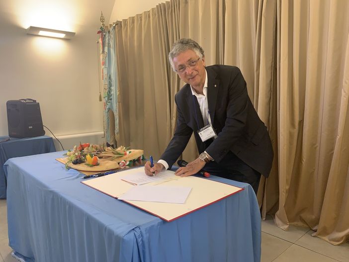 Santena, firmato l'accordo per il distretto del Cibo: 25 i Comuni aderenti Santena, firmato l'accordo per il distretto del Cibo: 25 i Comuni aderenti