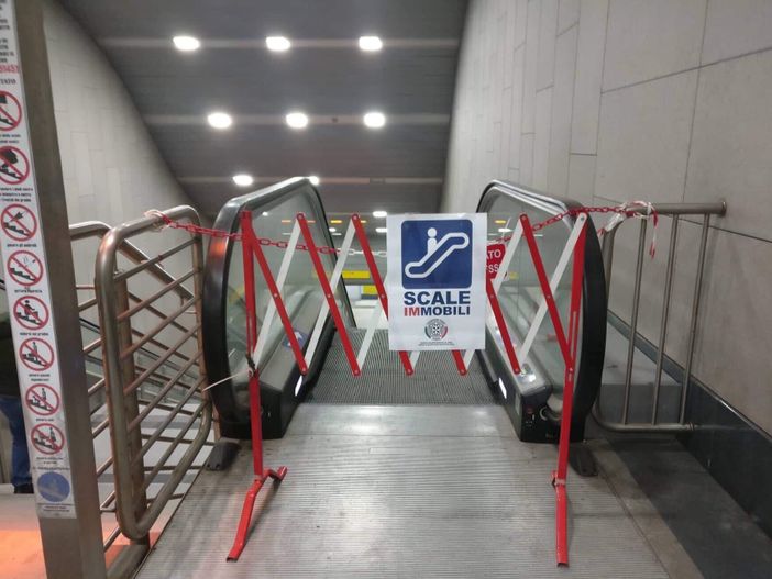 Affissi volantini di denuncia dei disservizi all’interno della stazione Rebaudengo-Fossata Affissi volantini di denuncia dei disservizi all’interno della stazione Rebaudengo-Fossata