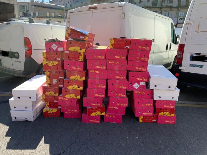 Cinquemila euro di multa per la vendita abusiva di mimose a Porta Palazzo