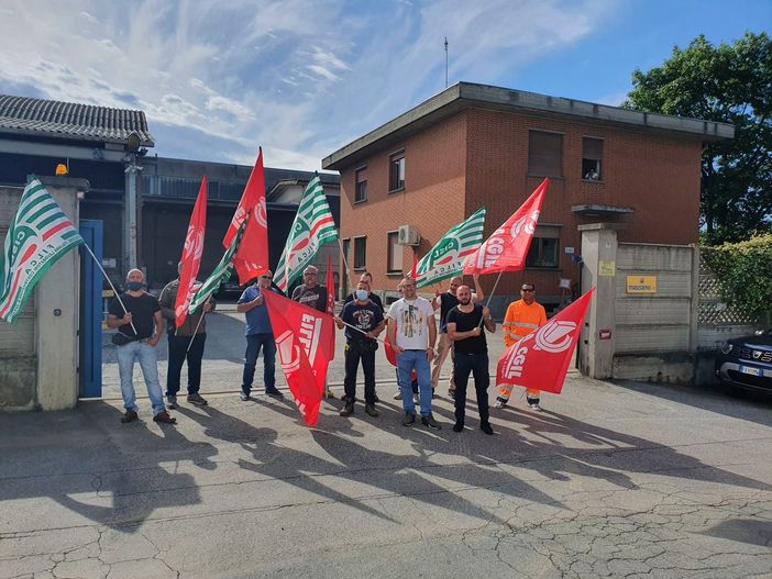 Senza stipendio da aprile: incrociano le braccia i 60 lavoratori della Massano srl Senza stipendio da aprile: incrociano le braccia i 60 lavoratori della Massano srl