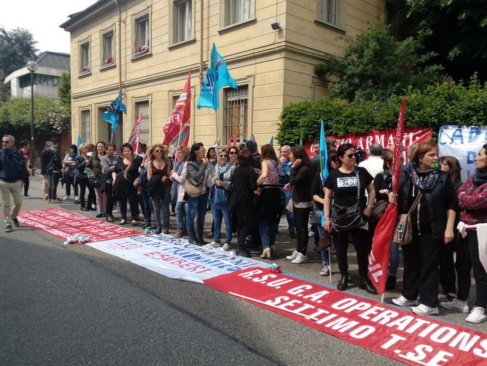 Il re del made in Italy Armani delocalizza: rischio 110 esuberi a Settimo, lavoratori in protesta all'Unione Industriale Il re del made in Italy Armani delocalizza: rischio 110 esuberi a Settimo, lavoratori in protesta all'Unione Industriale