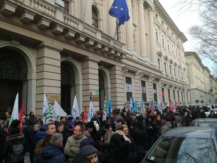 Agenzia delle Entrate, dipendenti in strada: "Impossibile lavorare così: manca gente e il salario è fermo da due anni" Agenzia delle Entrate, dipendenti in strada: "Impossibile lavorare così: manca gente e il salario è fermo da due anni"