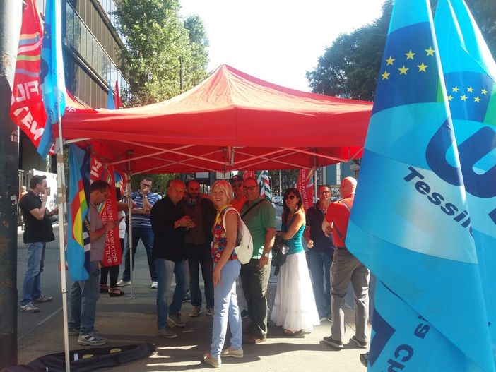 Dipendenti in sciopero di fronte a Enigaseluce per il rinnovo del contratto Dipendenti in sciopero di fronte a Enigaseluce per il rinnovo del contratto