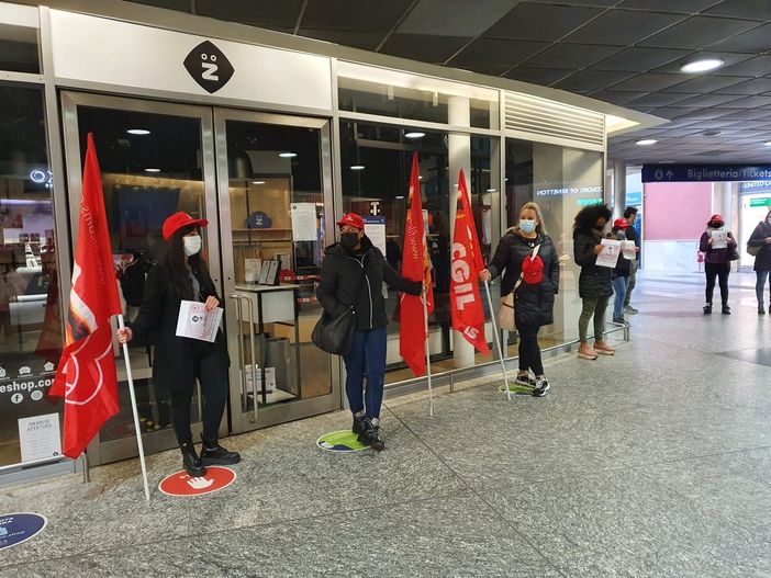 Sciopero a Porta Nuova per i dipendenti Kidiliz: &quot;Nessuna notizia dalla Francia, ci tolgono futuro e dignità&quot; [FOTO]