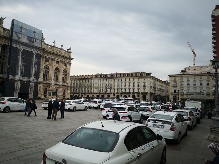 Anche a Torino sciopero dei taxi, piazza Castello e del Comune invase dalle auto bianche
