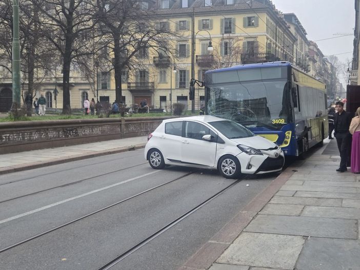 Scontro tra un bus ed una macchina in via Accademia, travolti due bambini Scontro tra un bus ed una macchina in via Accademia, travolti due bambini