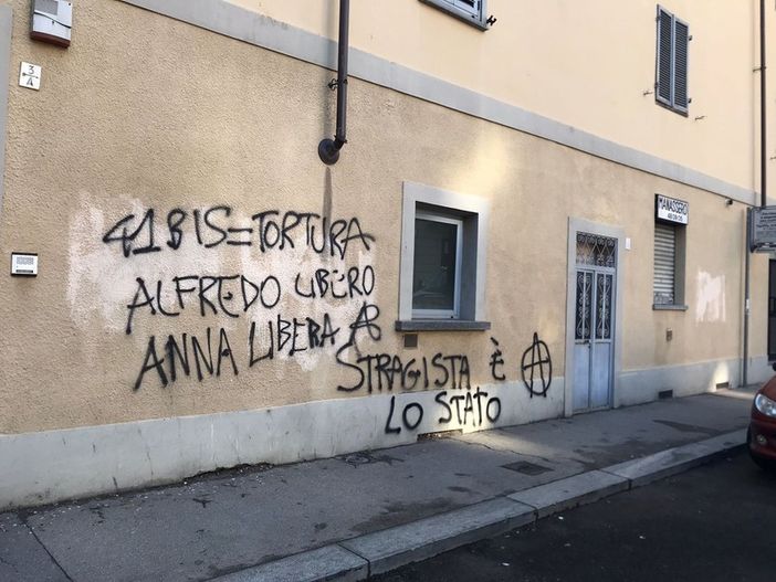 Il corteo degli anarchici imbratta Torino, negozianti sul piede di guerra: "Chi paga i danni? Noi no"