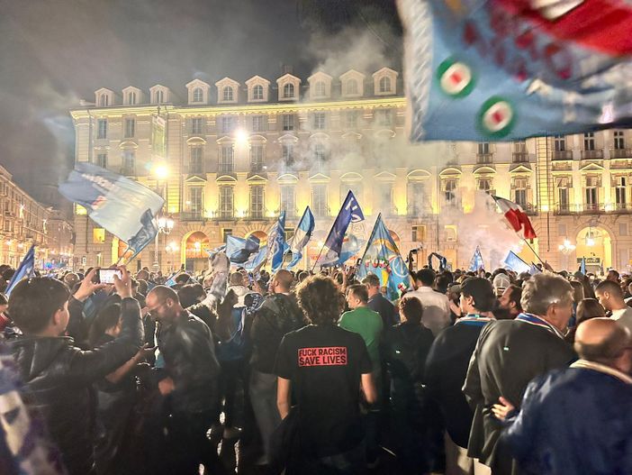 Beffa a Torino, la festa scudetto è del Napoli: in centro bandiere azzurre, caroselli e fuochi d'artificio [FOTO E VIDEO]