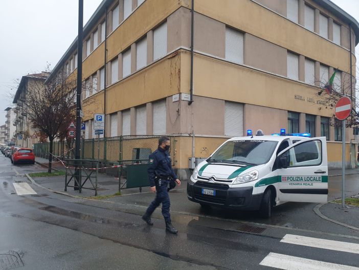 Venaria, bastone ferrato nei pressi della scuola media Lessona: intervengono i vigili con i cani Venaria, bastone ferrato nei pressi della scuola media Lessona: intervengono i vigili con i cani