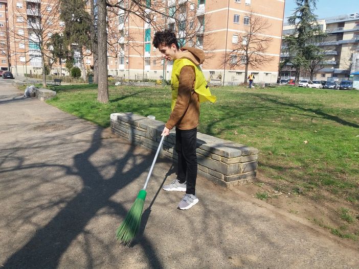 Lezione di scienze pulendo il giardino: il "Primo Levi" con i volontari di Torino Spazio Pubblico (FOTO) Lezione di scienze pulendo il giardino: il "Primo Levi" con i volontari di Torino Spazio Pubblico (FOTO)