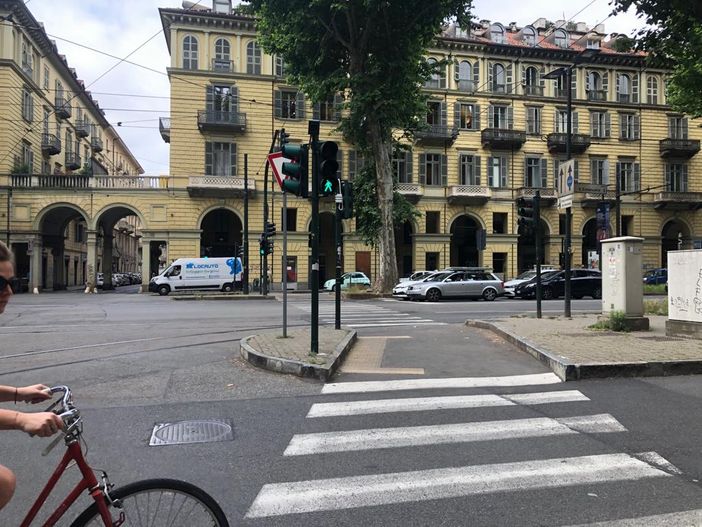 Innovazione a Torino, in arrivo il semaforo "intelligente" per aiutare ciechi ed ipovedenti ad attraversare la strada