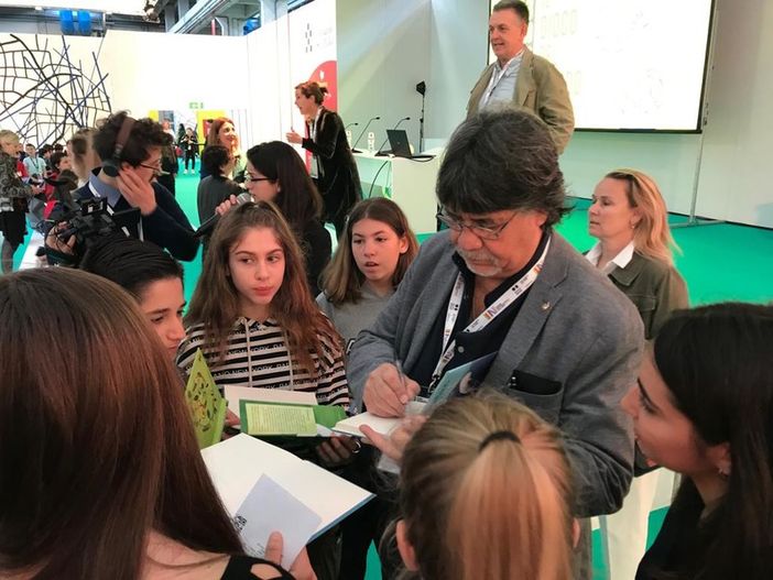 &quot;Vola solo chi osa farlo&quot;: anche la Torino dei libri dice addio a Luis Sepúlveda