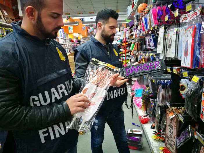 Giocattoli pericolosi ad Halloween: sanzioni per oltre 50 mila euro in due negozi cinesi Giocattoli pericolosi ad Halloween: sanzioni per oltre 50 mila euro in due negozi cinesi