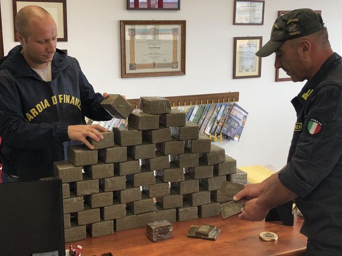 Due settantenni da Torino a Olbia con oltre 60 chili di droga: fermati alla discesa del traghetto Due settantenni da Torino a Olbia con oltre 60 chili di droga: fermati alla discesa del traghetto