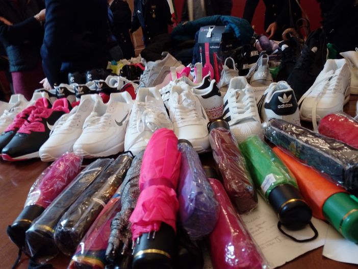 Giro di vite all'abusivismo: maxi-sequestro della Polizia di Stato e Municipale in piazza Castello Giro di vite all'abusivismo: maxi-sequestro della Polizia di Stato e Municipale in piazza Castello