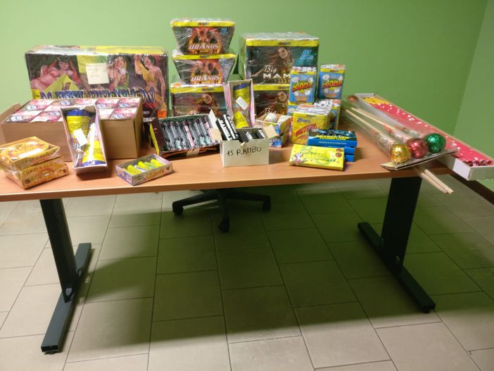 Settimo, vendevano botti senza licenza: sequestrati 270 chili di fuochi d'artificio