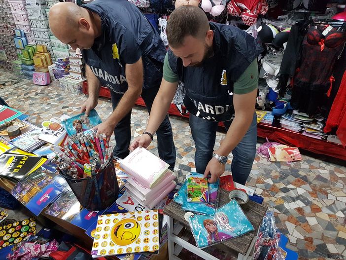 Il magazzino di articoli di cancelleria pericolosi finisce dietro la lavagna: tolti dal mercato un milione di prodotti Il magazzino di articoli di cancelleria pericolosi finisce dietro la lavagna: tolti dal mercato un milione di prodotti