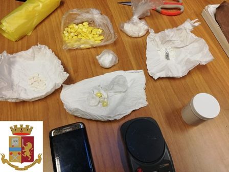 Ricercato trovato in casa con 100 grammi di cocaina pronta per lo smercio Ricercato trovato in casa con 100 grammi di cocaina pronta per lo smercio