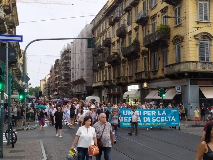 persone che sfilano per protesta