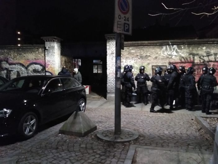 Blitz alle prime luci dell'alba: sgombero all'Asilo occupato di via Alessandria